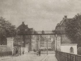 Frederiksborggade og Nørrevold set med ravelinbroen over stadsgraven 1865.jpg
